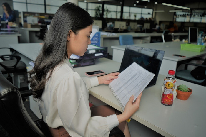 Dù chạy deadline xuyên lễ hay thư thái tận hưởng kỳ nghỉ cùng gia đình, bạn bè, người trẻ vẫn ưu tiên thanh lọc, làm mát cơ thể mỗi ngày với Trà Thanh Nhiệt Dr Thanh. dr thanh 3.jpg