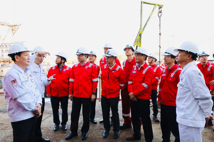 Chủ tịch Hội đồng thành viên Petrovietnam Lê Mạnh Hùng nghe báo cáo về dự án. 2.jpg