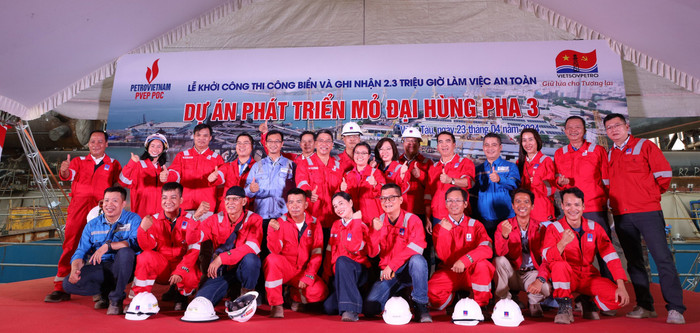 Tập thể cán bộ nhân viên tham gia dự án thể hiện quyết tâm hoàn thành dự án vượt tiến độ đề ra. 5.jpg