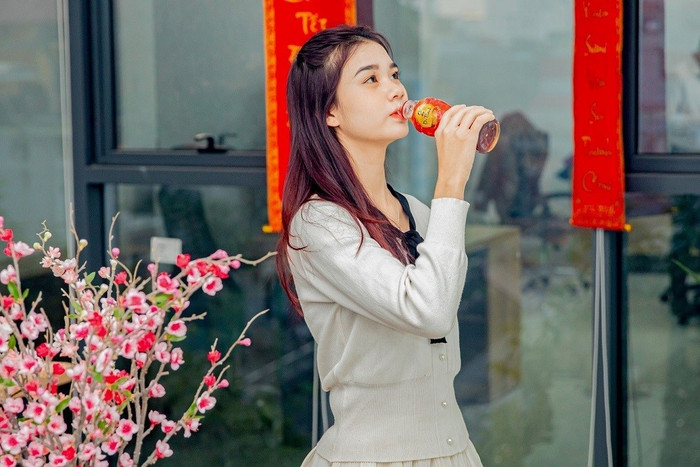 Nhiều người trẻ chọn cách thanh lọc, làm mát cơ thể bằng Trà Thanh Nhiệt Dr Thanh để tươi mát tận hưởng ngày hè bất chấp nắng nóng gay gắt. dr thanh 2.jpg