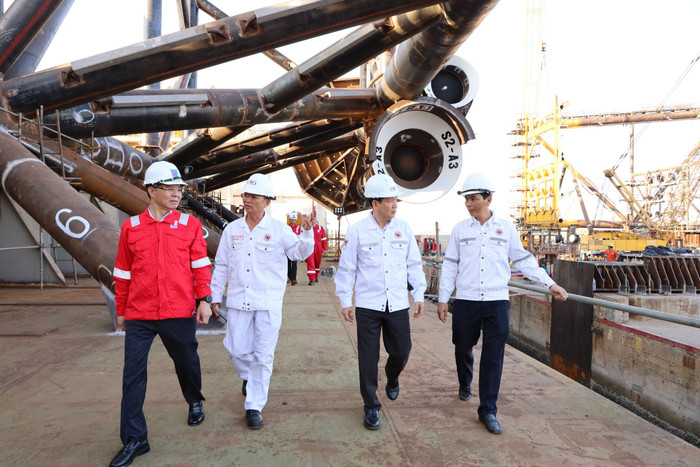 Chủ tịch Hội đồng thành viên Petrovietnam Lê Mạnh Hùng thị sát công trường dự án. 4.jpg