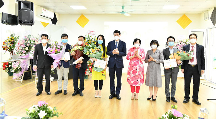 Trường Đại học Giáo dục cũng vinh danh và trao thưởng cho các giảng viên đạt Giải thưởng UEd’s The Best Teacher 2021. Ảnh: UEd media Trường Đại học Giáo dục cũng vinh danh và trao thưởng cho các giảng viên đạt Giải thưởng UEd’s The Best Teacher 2021. Ảnh: UEd media