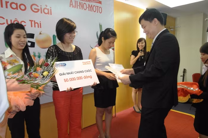 Ông Nguyễn Tiến Bình - TBT Báo Giáo dục Việt Nam trao các giải nhất chung cuộc cho người chơi, tổng trị giá các giải thưởng là 50 triệu đồng.