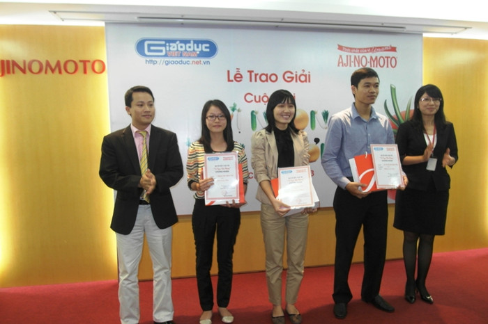 Ông Bùi Ngọc Cải (ngoài cùng bên trái) - Phó TBT Báo Giáo dục Việt Nam trao các giải nhì cho người chơi. Ông Bùi Ngọc Cải (ngoài cùng bên trái) - Phó TBT Báo Giáo dục Việt Nam trao các giải nhì cho người chơi.