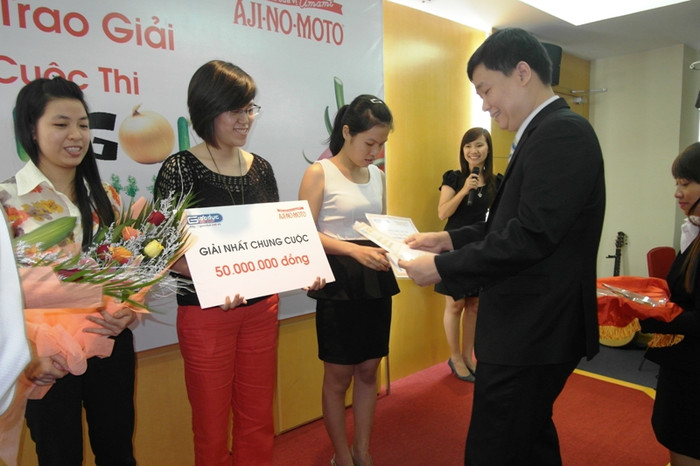 Ông Nguyễn Tiến Bình - TBT Báo Giáo dục Việt Nam trao các giải nhất chung cuộc cho người chơi, tổng trị giá các giải thưởng là 50 triệu đồng. Ông Nguyễn Tiến Bình - TBT Báo Giáo dục Việt Nam trao các giải nhất chung cuộc cho người chơi, tổng trị giá các giải thưởng là 50 triệu đồng.