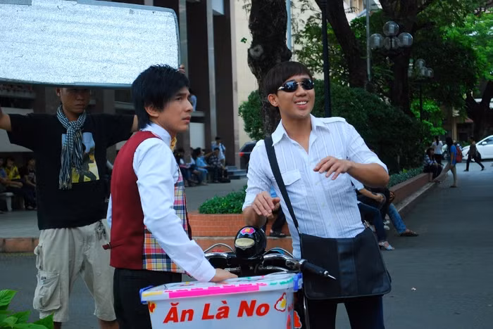 Nhưng đó chỉ là tình huống dở khóc, dở cười trong phim chiếu tết Yêu anh! Em dám không của "ông bầu" Phước Sang. Trong bộ phim mang đến cho khán giả nhiều tiếng cười này, Trấn Thành vào vai Cường - một anh chàng thực dụng, sống nhờ vào tiền "trợ cấp" của quý bà, trái ngược với "anh Bo", vào vai Hùng - một anh chàng khù khờ, sống bằng công việc giao thức ăn cho một nhà hàng, luôn tìm cách giúp đỡ mọi người, với lý tưởng sống tốt, sống có ích.