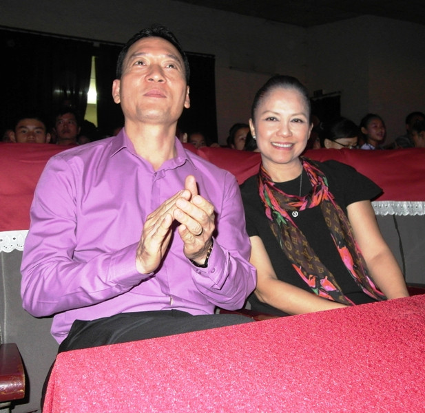 Trong khi bố mẹ của Linh Nga, đang vỗ tay cổ vũ các tài năng "nhí".