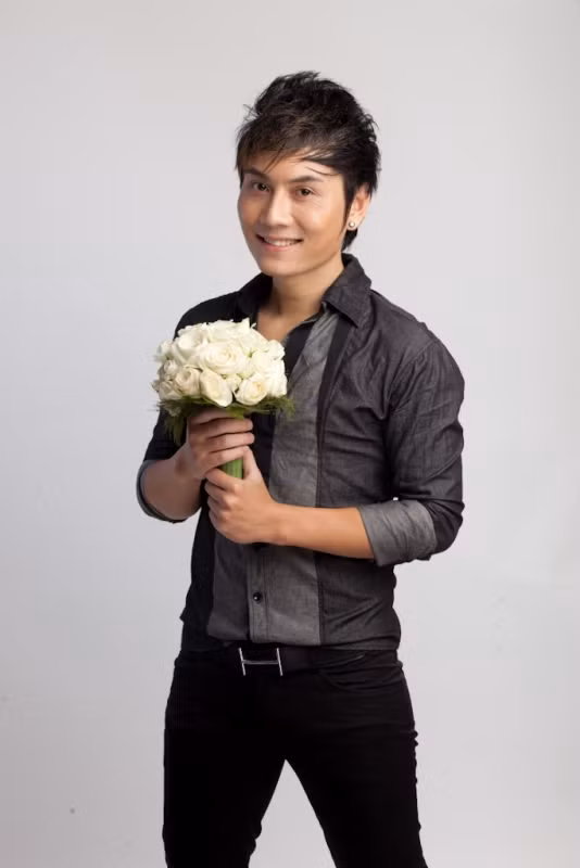 "Tôi nhớ lời nhận xét chân thành đó của anh Tuấn Hưng, tập trung vào âm nhạc, hạn chế vui chơi, bạn bè như trước đây. Thật sự, tôi đã hao phí nhiều thời gian vào các cuộc vui, bây giờ nghĩ lại còn hối tiếc".