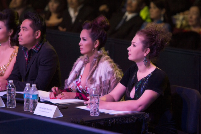 Bà Ngọc Nhi (bìa phải) trong vai trò Trưởng Ban giám khảo tại đêm chung kết Hoa hậu Phu nhân Người Việt Thế giới. Bên cạnh bà là cựu Hoa hậu Kiều Khanh.