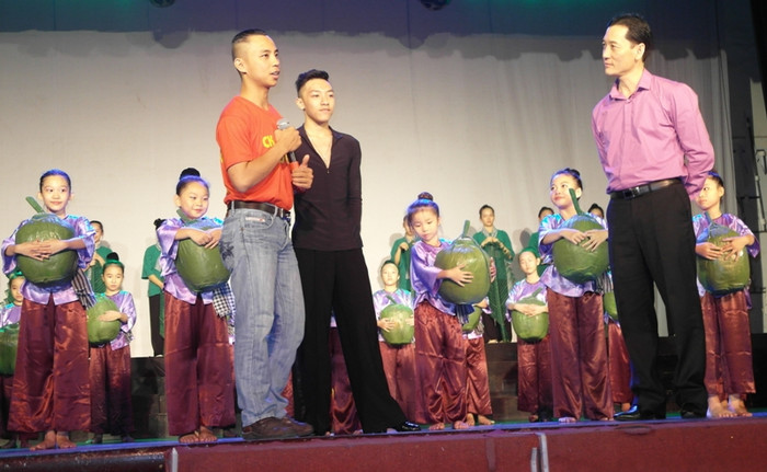 Chí Anh đã tự hào khoe những học trò của mình với NSND Đặng Hùng.