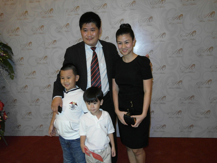 Phước Sang, Kim Thư và hai con trai Đôla, Euro trong một sự kiện gần đây. Phước Sang, Kim Thư và hai con trai Đôla, Euro trong một sự kiện gần đây.