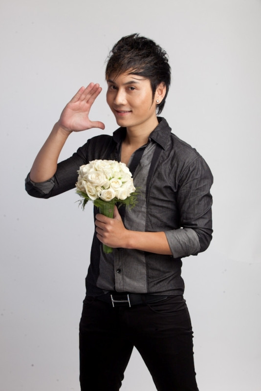 Chàng trai trẻ này sâu sắc nhận định: "Thời buổi kinh tế khó khăn chung, muốn kiếm tiền bằng nghệ thuật không phải dễ, nhất là những ca sĩ mới bắt đầu tại một môi trường cạnh tranh khốc liệt như tôi. Nhưng không phải vì vậy mà tôi nản chí". Chàng trai trẻ này sâu sắc nhận định: "Thời buổi kinh tế khó khăn chung, muốn kiếm tiền bằng nghệ thuật không phải dễ, nhất là những ca sĩ mới bắt đầu tại một môi trường cạnh tranh khốc liệt như tôi. Nhưng không phải vì vậy mà tôi nản chí".