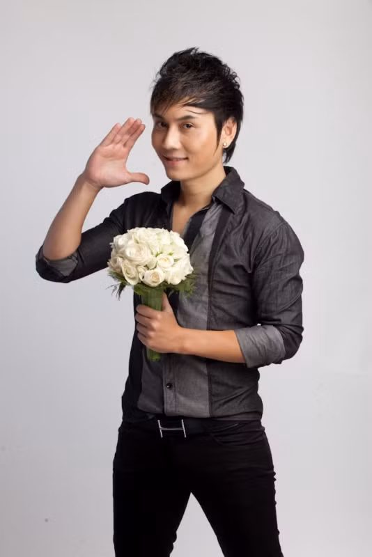 Chàng trai trẻ này sâu sắc nhận định: "Thời buổi kinh tế khó khăn chung, muốn kiếm tiền bằng nghệ thuật không phải dễ, nhất là những ca sĩ mới bắt đầu tại một môi trường cạnh tranh khốc liệt như tôi. Nhưng không phải vì vậy mà tôi nản chí".