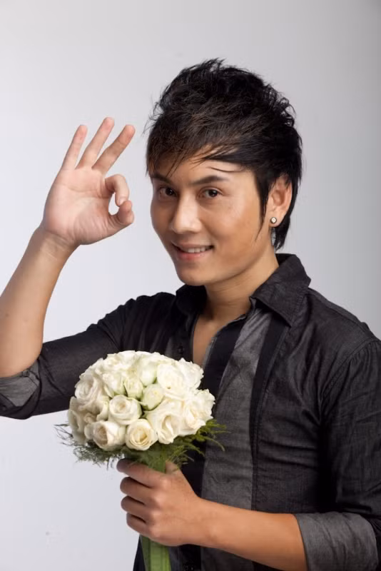 Trần Nam cũng kể chuyện vui: "Trước đây anh Tuấn Hưng có nói với tôi: - Mày có nhiều năng lực nhưng khá lười đấy. Cố gắng lên nhé!"