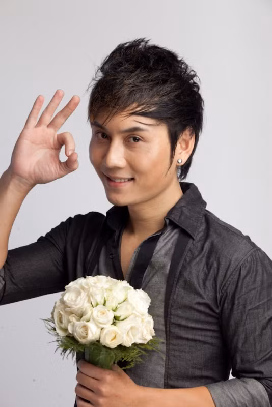 "Trong năm nay, tôi sẽ có nhiều dự án âm nhạc mới, hy vọng sẽ là một năm thuận lợi" - Trần Nam cười tự tin.