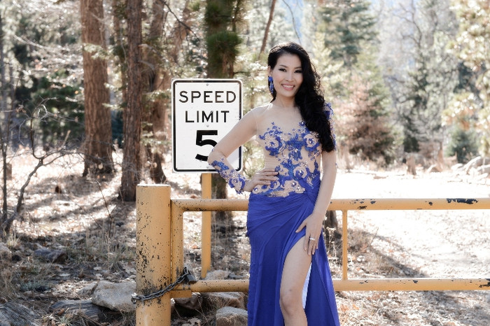 Diễm Kyly trong một buổi chụp ảnh trong khuôn khổ Hoa hậu Phu nhân Người Việt Thế giới tại Mỹ. Chị là người tố Minh Chánh "bán giải thưởng".