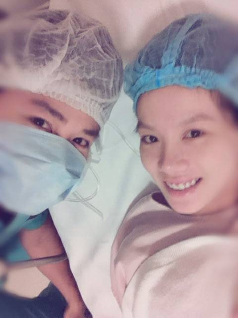 Nhạc sĩ Nguyễn Văn Chung vào phòng sinh cùng vợ, trước giờ "lâm bồn". Nhạc sĩ Nguyễn Văn Chung vào phòng sinh cùng vợ, trước giờ "lâm bồn".