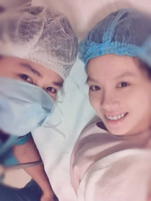 Nhạc sĩ Nguyễn Văn Chung vào phòng sinh cùng vợ, trước giờ "lâm bồn".