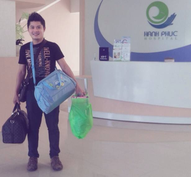 "Tôi thấy mình sống có trách nhiệm hơn bao giờ hết" - Nhạc sĩ Nguyễn Văn Chung cười tươi cho biết. Anh đang tay xách, nách mang những thứ đồ dùng cần thiết cho vợ, con tại bệnh viện. "Tôi thấy mình sống có trách nhiệm hơn bao giờ hết" - Nhạc sĩ Nguyễn Văn Chung cười tươi cho biết. Anh đang tay xách, nách mang những thứ đồ dùng cần thiết cho vợ, con tại bệnh viện.