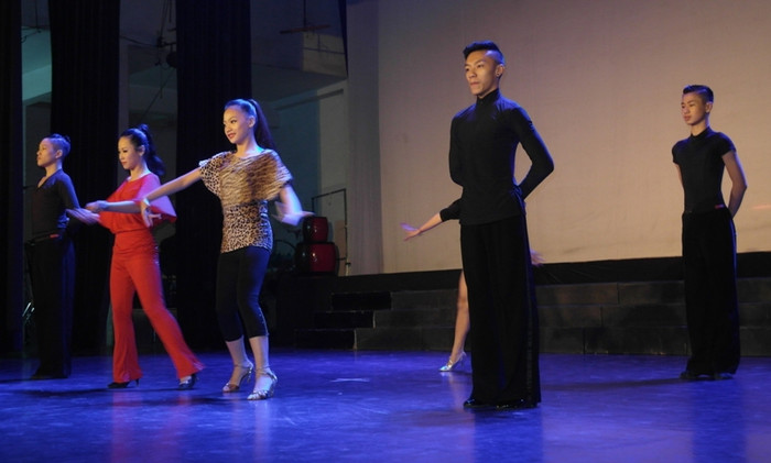 Và những học trò của anh đã biểu diễn những vũ đạo đẹp mắt.