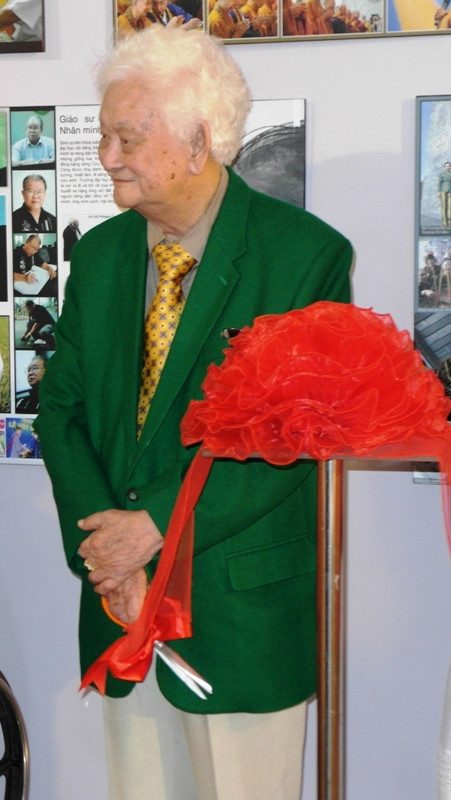 Cách đây vài tháng, nhạc sĩ Phạm Duy còn mạnh khoẻ đứng cắt băng khai mạc một sự kiện. Ảnh: Dương Cầm