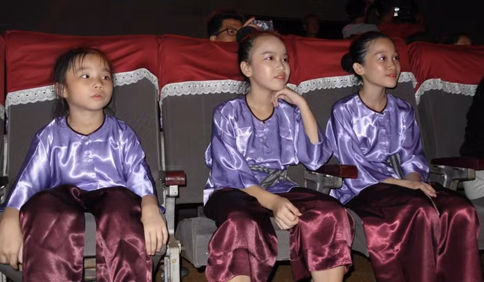 Các học trò của Linh Nga hào hứng xem màn biểu diễn...