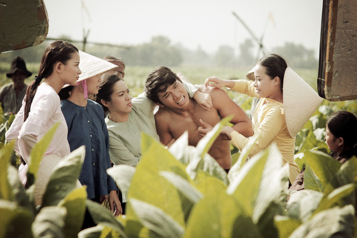 Cho đến một ngày, anh gặp bốn cô con gái xinh đẹp của ông Nam Thành: Diệu Hương, Thuý Hồng, Anh Hoa, Minh Quá. Cho đến một ngày, anh gặp bốn cô con gái xinh đẹp của ông Nam Thành: Diệu Hương, Thuý Hồng, Anh Hoa, Minh Quá.