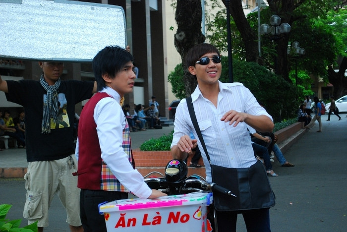 Đan Trường và Trấn Thành trong phim Yêu anh! Em dám không của "ông bầu" Phước Sang. Bộ phim hài nhẹ nhàng này sẽ được phát hành vào ngày 6/2 sắp tới. Đan Trường và Trấn Thành trong phim Yêu anh! Em dám không của "ông bầu" Phước Sang. Bộ phim hài nhẹ nhàng này sẽ được phát hành vào ngày 6/2 sắp tới.