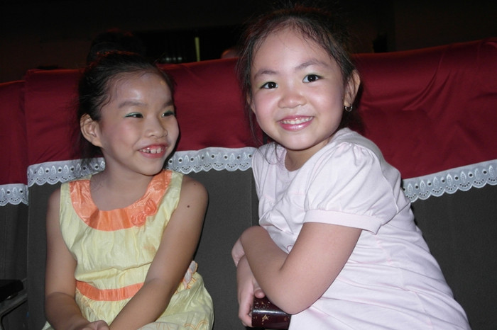 Trong khán phòng rộn rã tiếng cười của các em nhỏ...