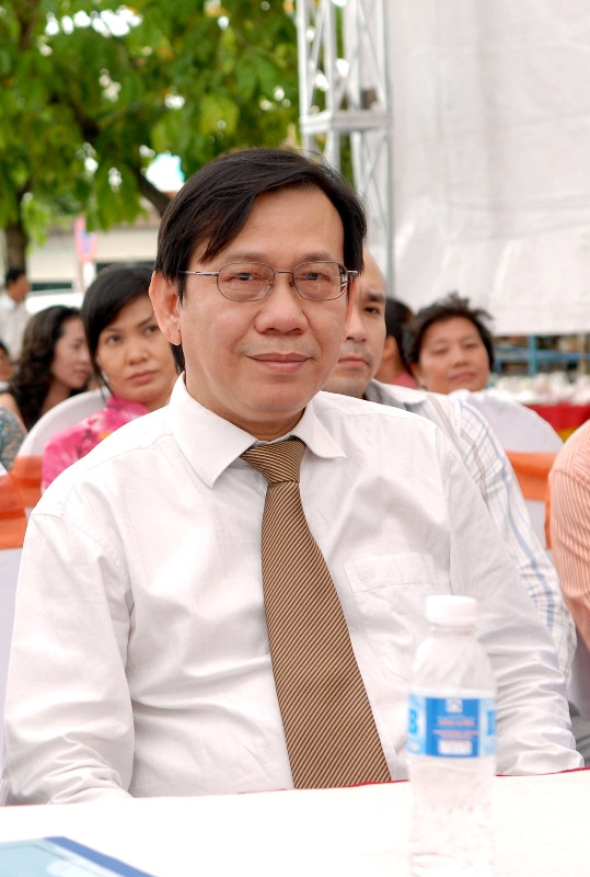 "Năm nay tôi thấy mừng vì Trung ương Đảng và Chính phủ đã có những thay đổi về nhận thức rất rõ, đã nhận ra mâu chốt của nền kinh tế là ngành bất động sản, vực dậy bất động sản có thể kéo thao nhiều ngành khác phát triển, từ đó đã có những chỉ đạo các bộ ngành tập trung tháo gỡ" - Lê Chí Hiếu, Tổng Giám đốc công ty Thuduc House. "Năm nay tôi thấy mừng vì Trung ương Đảng và Chính phủ đã có những thay đổi về nhận thức rất rõ, đã nhận ra mâu chốt của nền kinh tế là ngành bất động sản, vực dậy bất động sản có thể kéo thao nhiều ngành khác phát triển, từ đó đã có những chỉ đạo các bộ ngành tập trung tháo gỡ" - Lê Chí Hiếu, Tổng Giám đốc công ty Thuduc House.