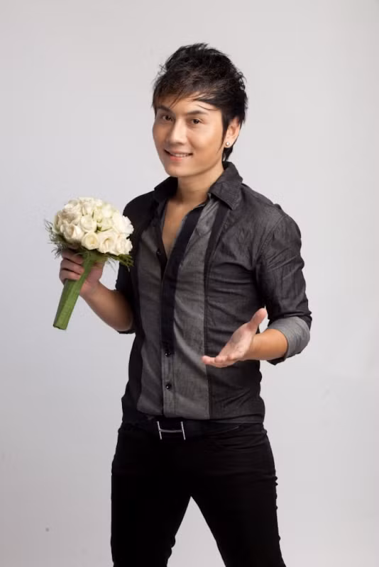 "Đã có nhiều ca sĩ Nam tiến, nhưng không chịu nổi áp lực của sự cạnh tranh đã quay trở về Bắc. Tôi cũng suy nghĩ rất nhiều, nhưng quyết dấn thân, lập nghiệp ở mảnh đất phương Nam sôi động này".