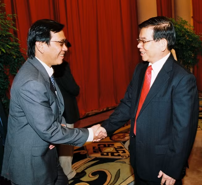 Ông Lê Chí Hiếu - Tổng giám đốc công ty ThuDuc House gặp Chủ tịch nước Nguyễn Minh Triết nhân dịp đón nhận danh hiệu Doanh nhân tiêu biểu năm 2009 Ông Lê Chí Hiếu - Tổng giám đốc công ty ThuDuc House gặp Chủ tịch nước Nguyễn Minh Triết nhân dịp đón nhận danh hiệu Doanh nhân tiêu biểu năm 2009