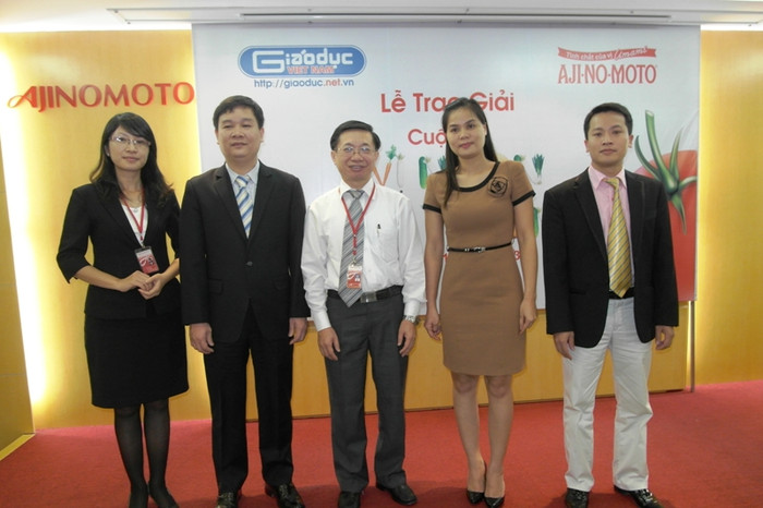 Ông Nguyễn Ngọc Hùng (giữa) - Phó TGĐ công ty Ajinomoto và ông Nguyễn Tiến Bình (Thứ hai từ trái sang) - TBT báo Giáo dục Việt Nam, ông Bùi Ngọc Cải (bìa phải) - Phó TBT báo Giáo dục Việt Nam, trong ngày trao giải Vị ngon bốn phương. Ông Nguyễn Ngọc Hùng (giữa) - Phó TGĐ công ty Ajinomoto và ông Nguyễn Tiến Bình (Thứ hai từ trái sang) - TBT báo Giáo dục Việt Nam, ông Bùi Ngọc Cải (bìa phải) - Phó TBT báo Giáo dục Việt Nam, trong ngày trao giải Vị ngon bốn phương.