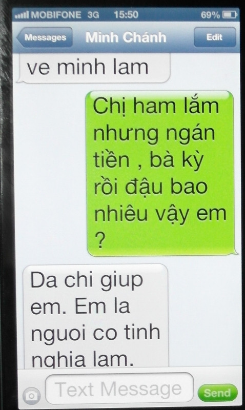 Bà Chung Ngọc Nhi đã nhắn tin hỏi Minh Chánh giá ngôi vị Hoa hậu Phu nhân Người Việt Thế giới đã bán cho Thu Hoài và vờ hỏi xem nếu bà đi thi Hoa hậu Phu nhân Người Việt Thế giới lần sau, Minh Chánh có bán giải cho mình giá "mềm" hơn không. (Tin nhắn nền màu xanh là của bà Nhi, nền màu trắng là của Minh Chánh).