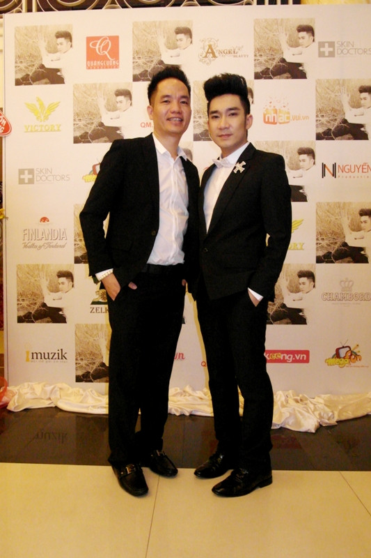 Quang Cường bên cạnh người em trai nổi tiếng, ca sĩ Quang Hà, trong ngày ra mắt album Sống buồn. Quang Cường bên cạnh người em trai nổi tiếng, ca sĩ Quang Hà, trong ngày ra mắt album Sống buồn.