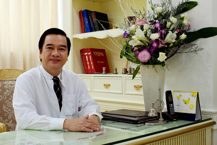 "Ăn no cái đã, người ta mới có thể nghĩ đến việc làm đẹp, vì vậy không ngạc nhiên khi trong vòng 2 năm nay, lượng khách đi phẫu thuật thẩm mỹ giảm đến 2/3 so với trước đó" - Bác sĩ Thanh Vân.