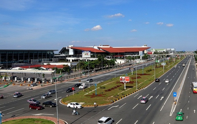Cần sớm thông tin rõ, có xe biển xanh vào chân thang máy bay đón người nhà lãnh đạo không? ảnh: VP. Cần sớm thông tin rõ, có xe biển xanh vào chân thang máy bay đón người nhà lãnh đạo không? ảnh: VP.