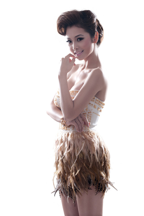 Jennifer Phạm tự tin diện đồ "hở trên ngắn dưới" (Theo: tintudong). Xem thêm:Hồ Ngọc Hà/ Tăng Thanh Hà/ Thanh Hằng/ Minh Hằng Jennifer Phạm tự tin diện đồ "hở trên ngắn dưới" (Theo: tintudong). Xem thêm:Hồ Ngọc Hà/ Tăng Thanh Hà/ Thanh Hằng/ Minh Hằng