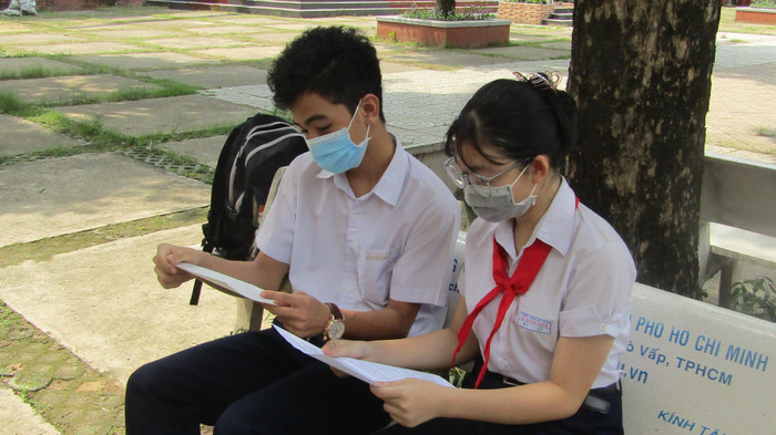 Thí sinh đang bàn luận về đề thi môn Ngữ văn tại Hội Đồng thi trường Trung học cơ sở Trấn Biên (thành phố Biên Hòa) Ảnh: Hữu Đức Thí sinh đang bàn luận về đề thi môn Ngữ văn tại Hội Đồng thi trường Trung học cơ sở Trấn Biên (thành phố Biên Hòa) Ảnh: Hữu Đức