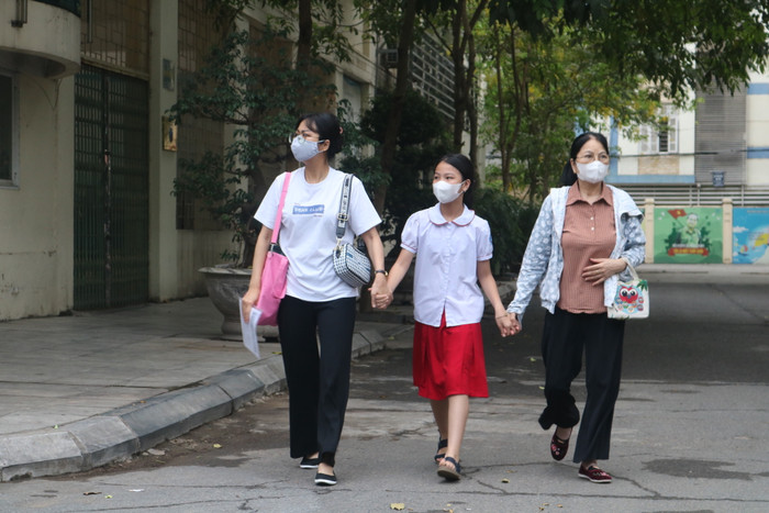 Nhiều gia đình chủ động đưa thí sinh đến điểm dự thi từ sáng sớm Nhiều gia đình chủ động đưa thí sinh đến điểm dự thi từ sáng sớm