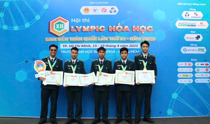 Đội tuyển Olympic Hóa học của Học viện Phòng không - Không quân đạt thành tích xuất sắc toàn diện tại Hội thi Olympic Hóa học sinh viên toàn quốc lần thứ XII năm 2025. z6537757570342_eb7f557e007e1a4678eafe42764bc9ba.jpg