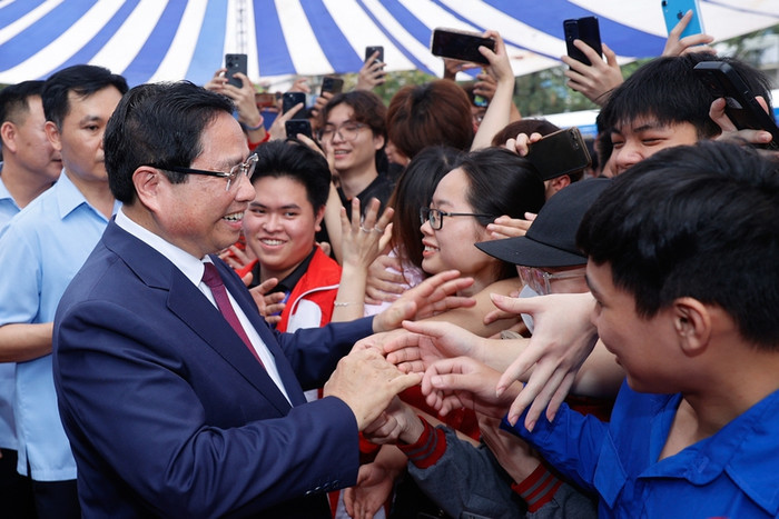 Thủ tướng Chính phủ trò chuyện với các sinh viên Học viện Công nghệ Bưu chính Viễn thông. Ảnh: VGP/Nhật Bắc img1891-17454704696941471057560.jpg
