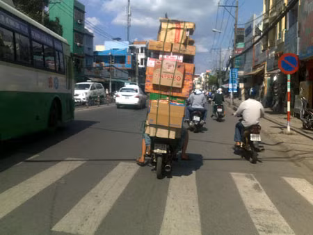 Chở hàng cồng kềnh.