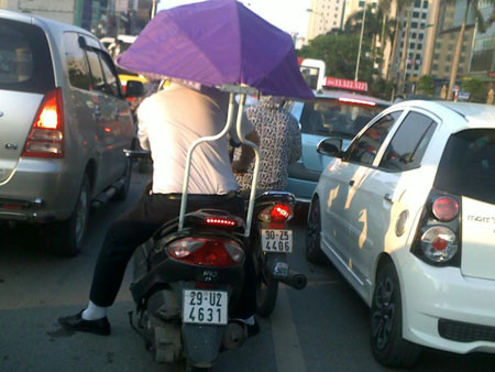 Giải pháp che nắng mưa hiệu quả mà không cần phải tậu xe bốn bánh. Giải pháp che nắng mưa hiệu quả mà không cần phải tậu xe bốn bánh.