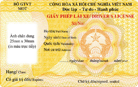 Giấy phép lái xe bằng nhựa kiểu mới nhỏ gọn hơn loại cũ. Ảnh: PV. Giấy phép lái xe bằng nhựa kiểu mới nhỏ gọn hơn loại cũ. Ảnh: PV.