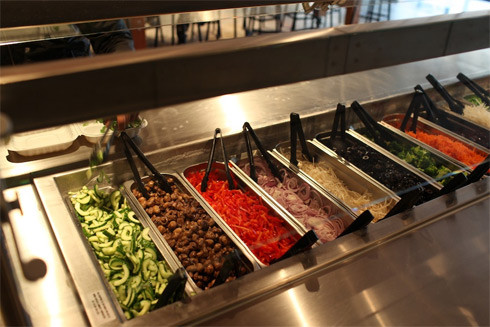 Thức ăn được đánh giá là rất ngon. Trong ảnh là khu vực chọn salad. Thức ăn được đánh giá là rất ngon. Trong ảnh là khu vực chọn salad.