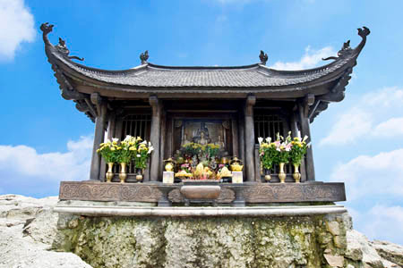 Chùa bằng đồng lớn nhất (chùa Đồng, Quảng Ninh) Chùa Đồng tọa lạc vị trí cao nhất (1.068m so với mặt biển), là nơi linh thiêng nhất của núi Yên Tử. Tam Tổ Trúc Lâm và các thiền sư thường chọn nơi đây thiền định để “Thân hóa đồng trụ, giới hòa đồng tu”. Núi Yên Tử (Quảng Ninh) là ngọn núi cao trong dãy núi Đông Triều. Ảnh: Chùa Đồng trên núi Yên Tử. Nguồn: VnExpress.