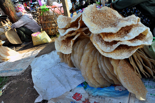Là chợ quê không thể thiếu bánh đa, món ăn nhiều người ưa thích, giá lại rẻ. Là chợ quê không thể thiếu bánh đa, món ăn nhiều người ưa thích, giá lại rẻ.