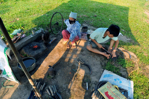 Vợ quay bễ lò than, chồng mài dao bán. Vợ quay bễ lò than, chồng mài dao bán.