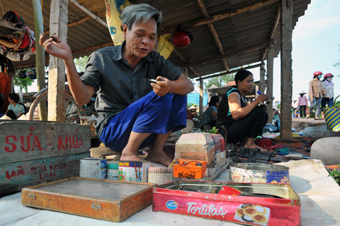 Ông Tuyến ở thôn Thạch Lỗi, xã Thanh Xuân, có vài chục năm hành nghề làm khoá ở chợ. Ông cho biết, thu nhập trung bình mỗi phiên chợ khoảng 80.000 đồng. Để thuê một góc ngồi tại chợ này ông phải trả 500.000 đồng/năm, ngoài ra còn một số khoản thuế đóng hàng ngày. Ông Tuyến ở thôn Thạch Lỗi, xã Thanh Xuân, có vài chục năm hành nghề làm khoá ở chợ. Ông cho biết, thu nhập trung bình mỗi phiên chợ khoảng 80.000 đồng. Để thuê một góc ngồi tại chợ này ông phải trả 500.000 đồng/năm, ngoài ra còn một số khoản thuế đóng hàng ngày.